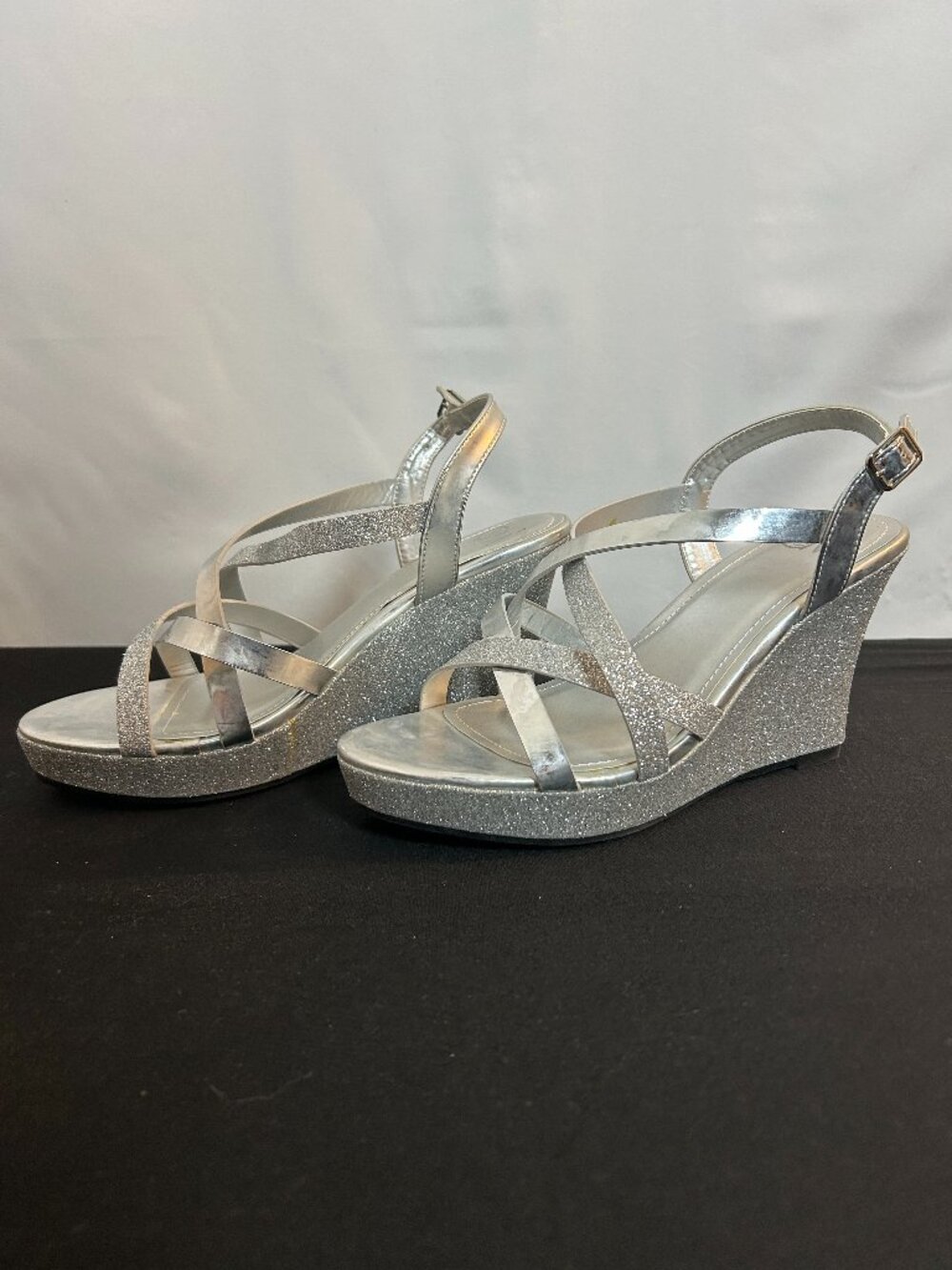 Chelsea Moreland Elegant NIB silver strappy wedges size 8W